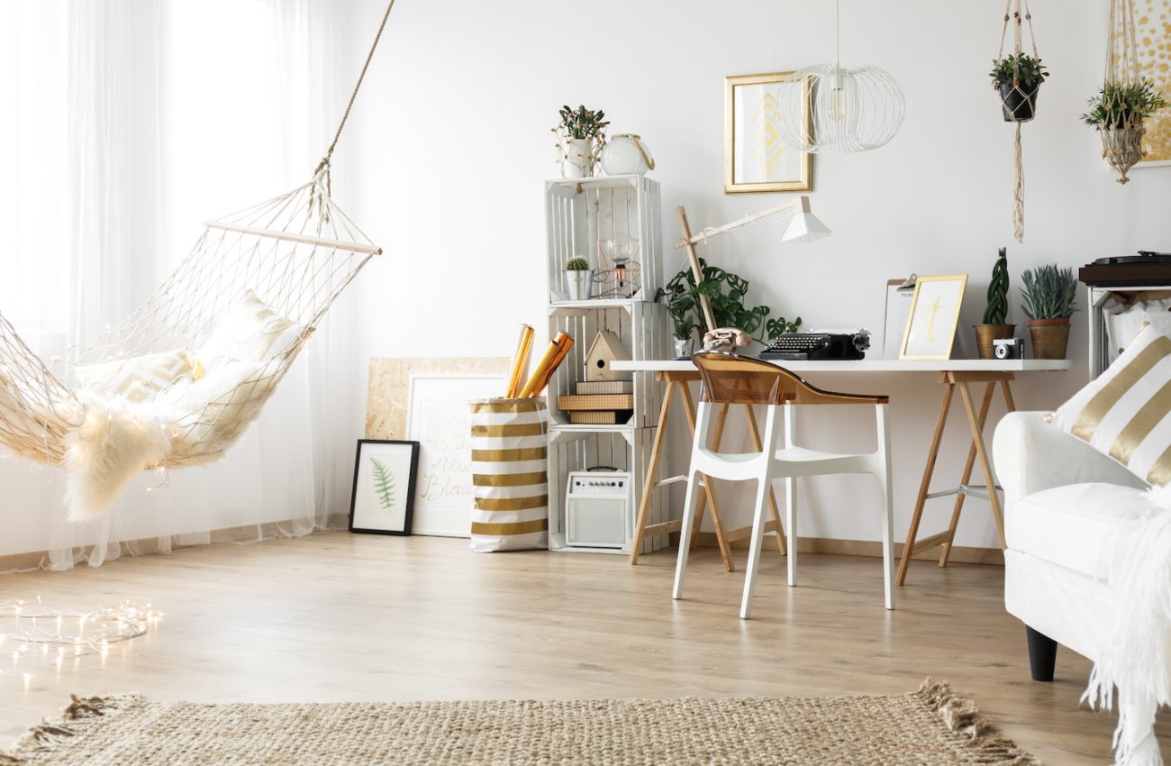 Scandi room with vintage furniture and boho decoration
