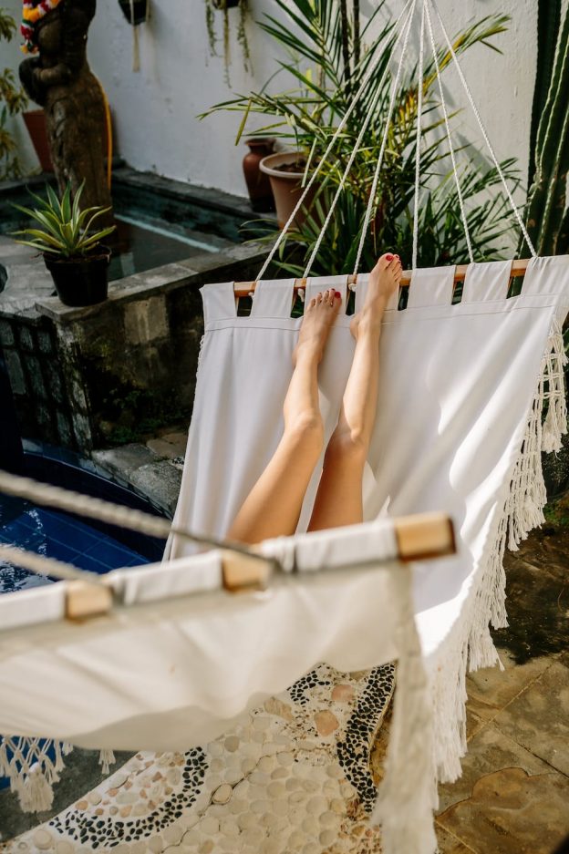 young-beautiful-girl-on-vacation-JR6S83Y